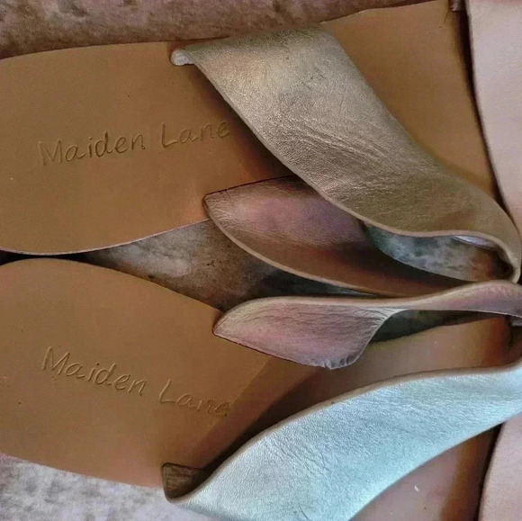 Maiden Lane women's sandals slides, sz 8.5, gold and tan straps, $12 - Picture 3 of 3